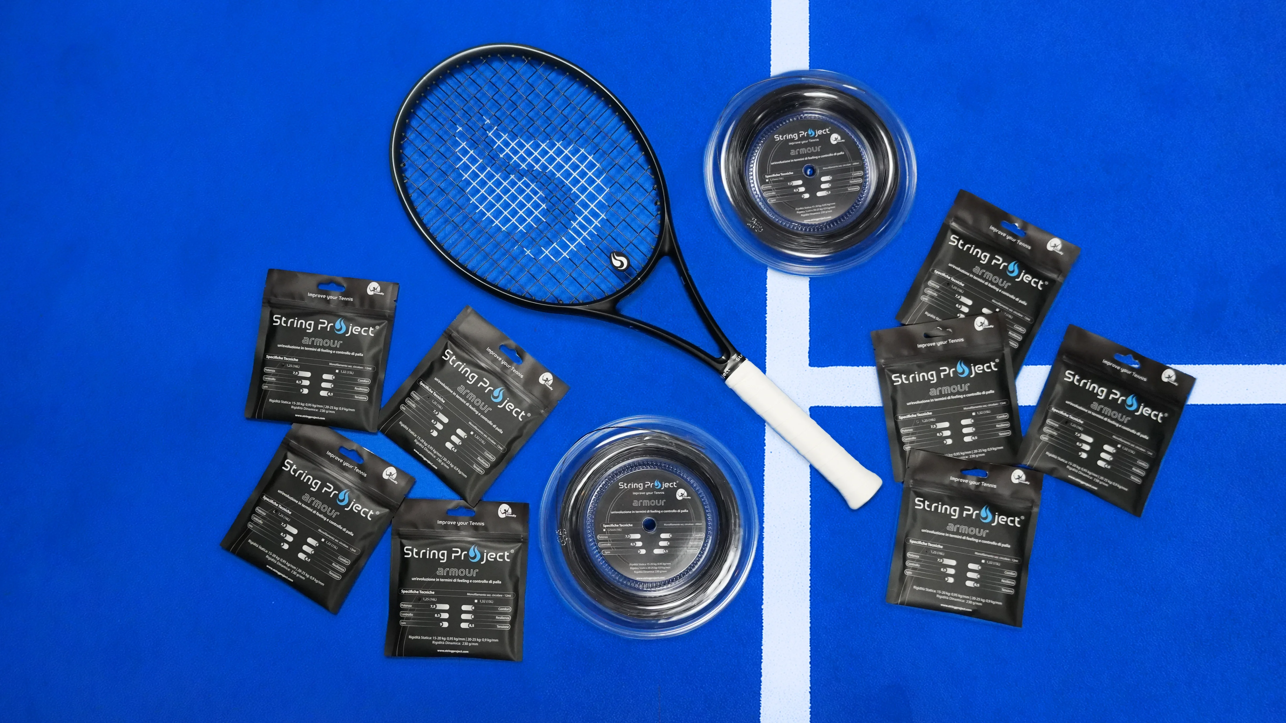 String Project Armour – cuerda de tenis monofilamento negra con raqueta encordada en pista azul