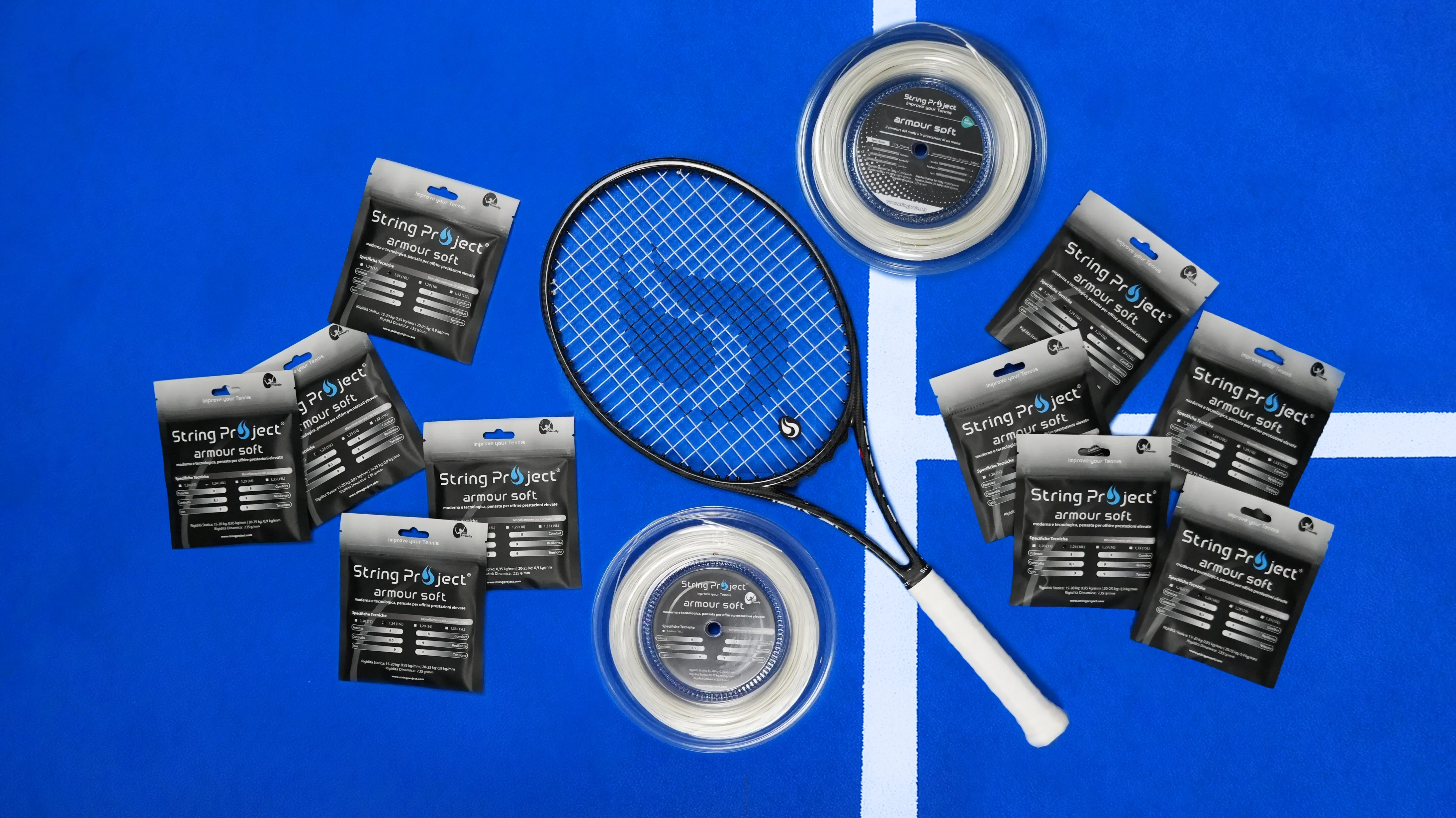 String Project Armour Soft – cuerda de tenis monofilamento blanca con raqueta encordada en pista azul