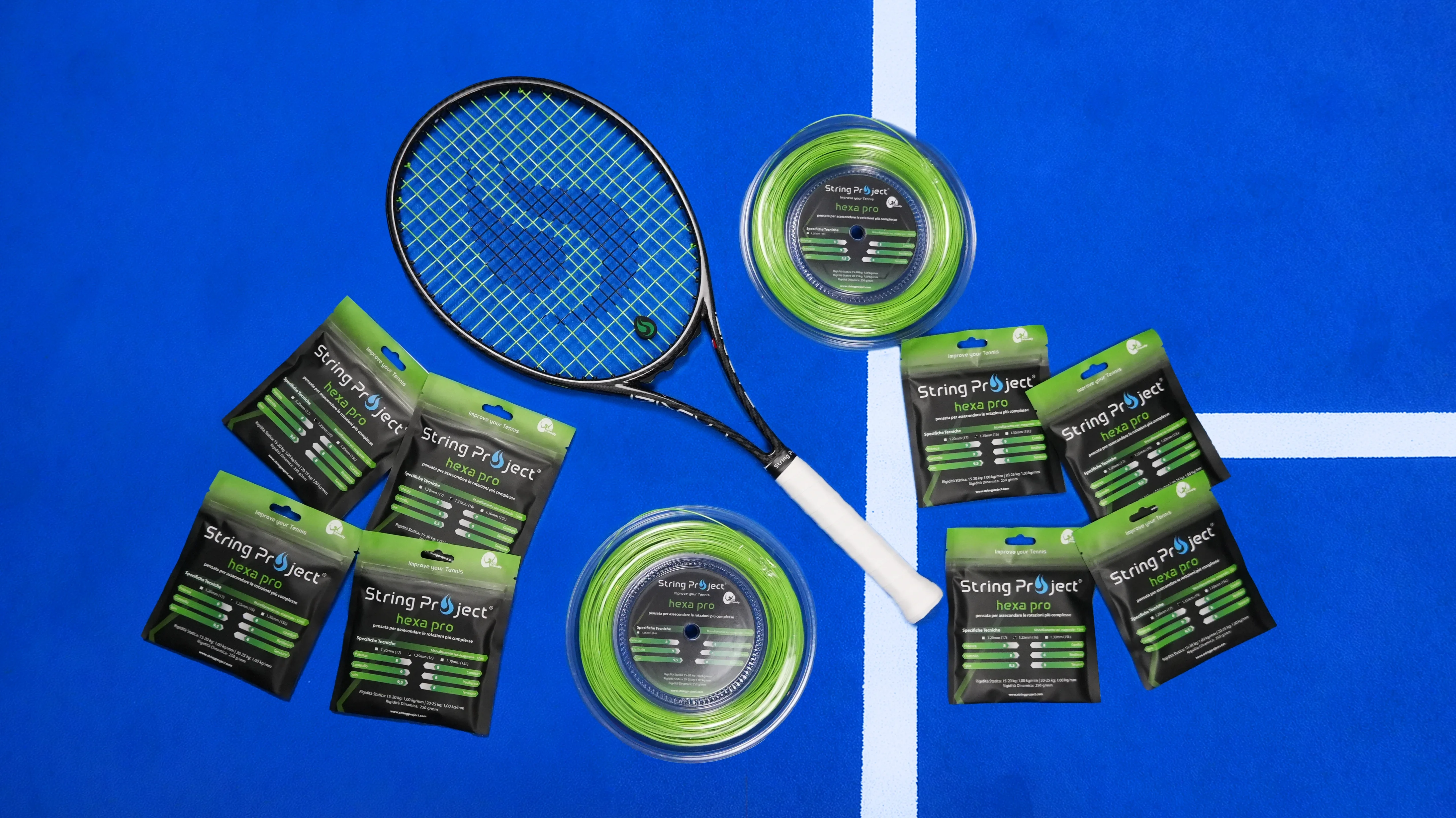 String Project Hexa Pro – cuerda de tenis monofilamento amarilla con raqueta encordada en pista azul