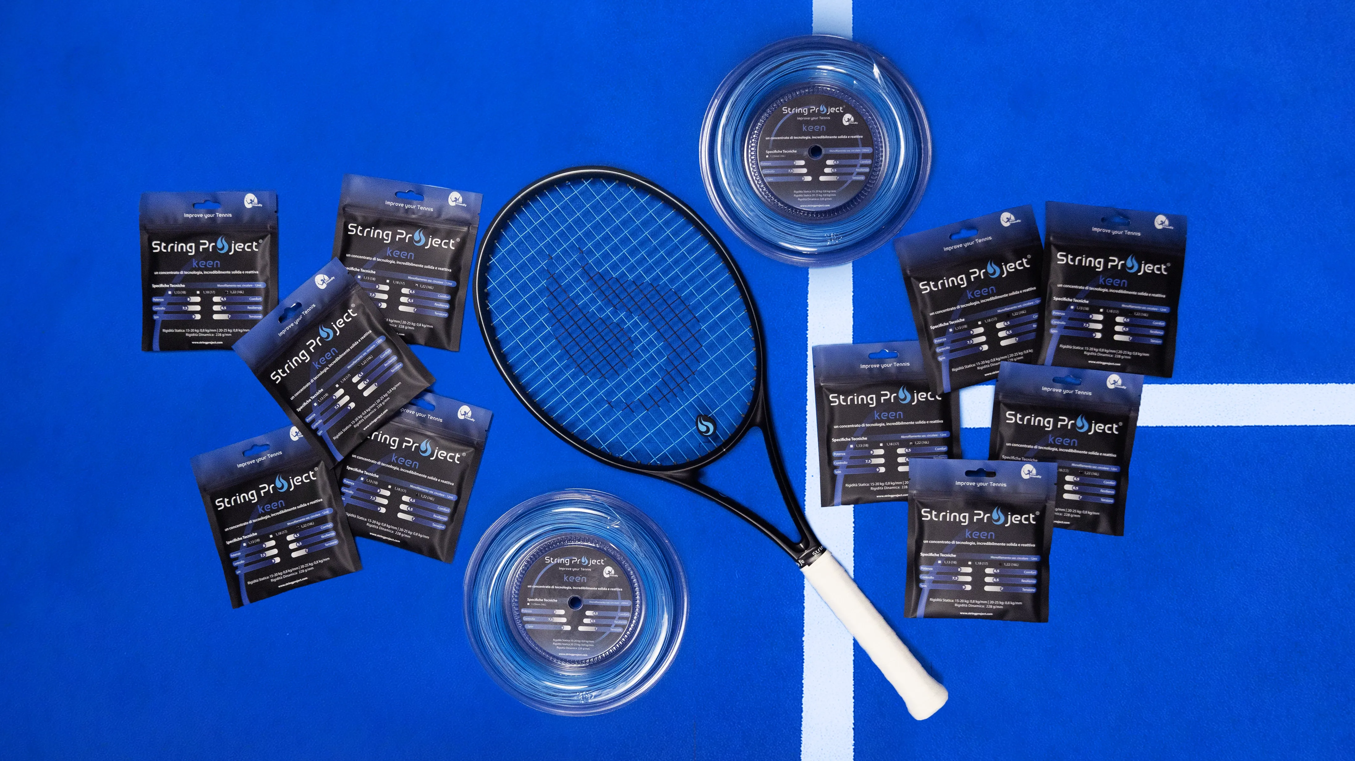 String Project Keen – cuerda de tenis monofilamento azul con raqueta encordada en pista azul