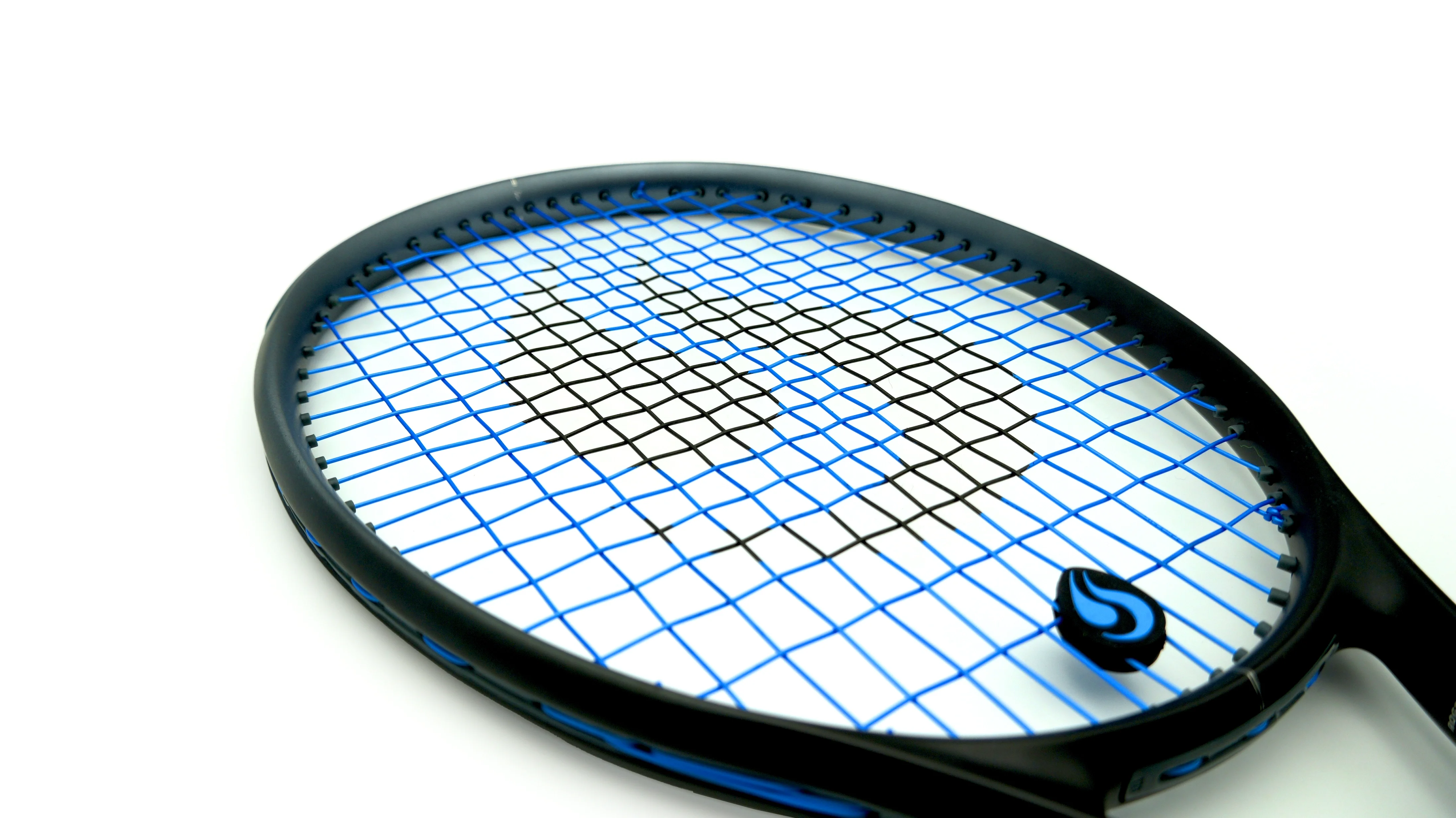 Detalle de la cuerda de tenis String Project Keen encordada en una raqueta