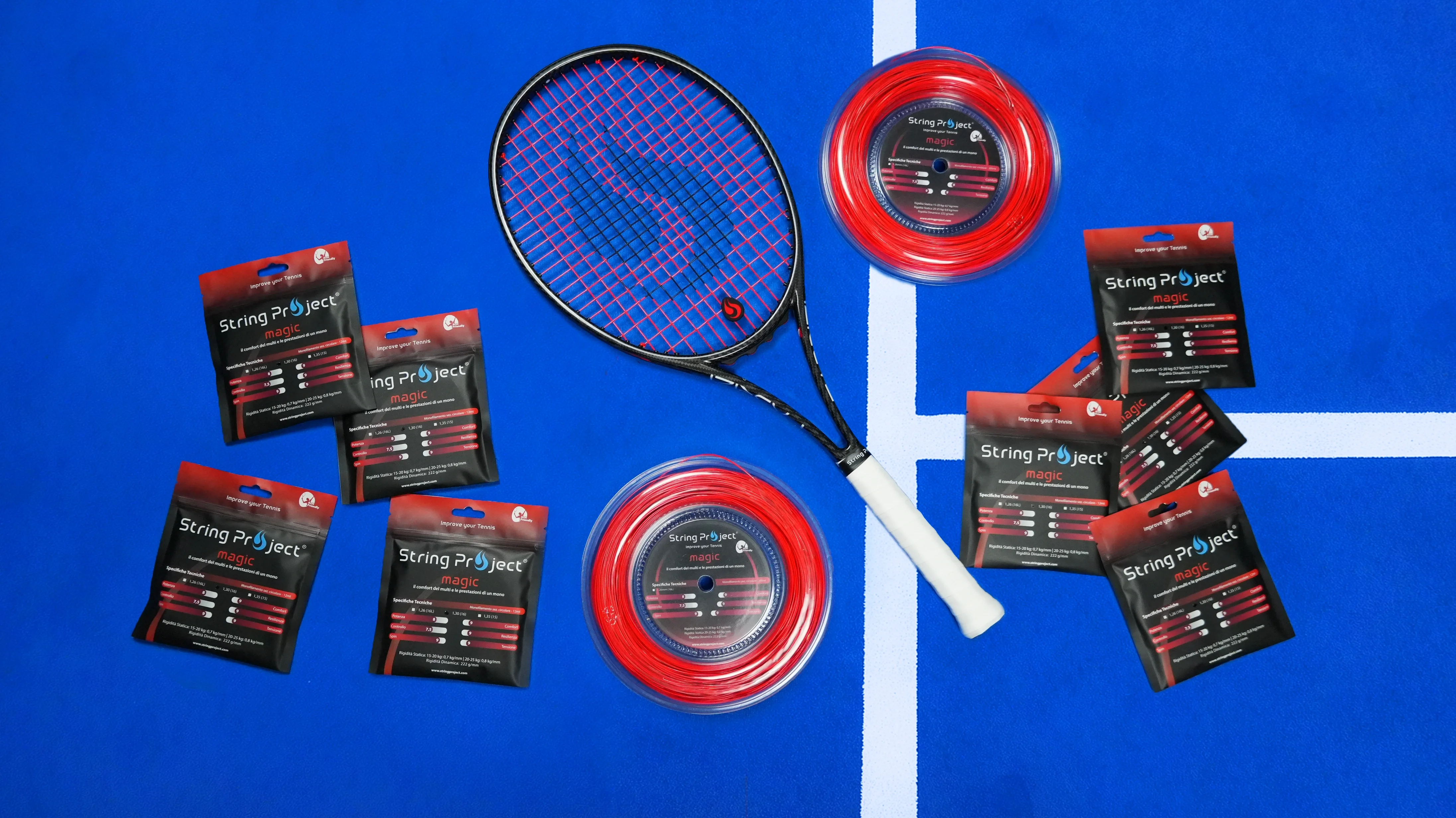 String Project Magic – cuerda de tenis monofilamento roja con raqueta encordada en pista azul