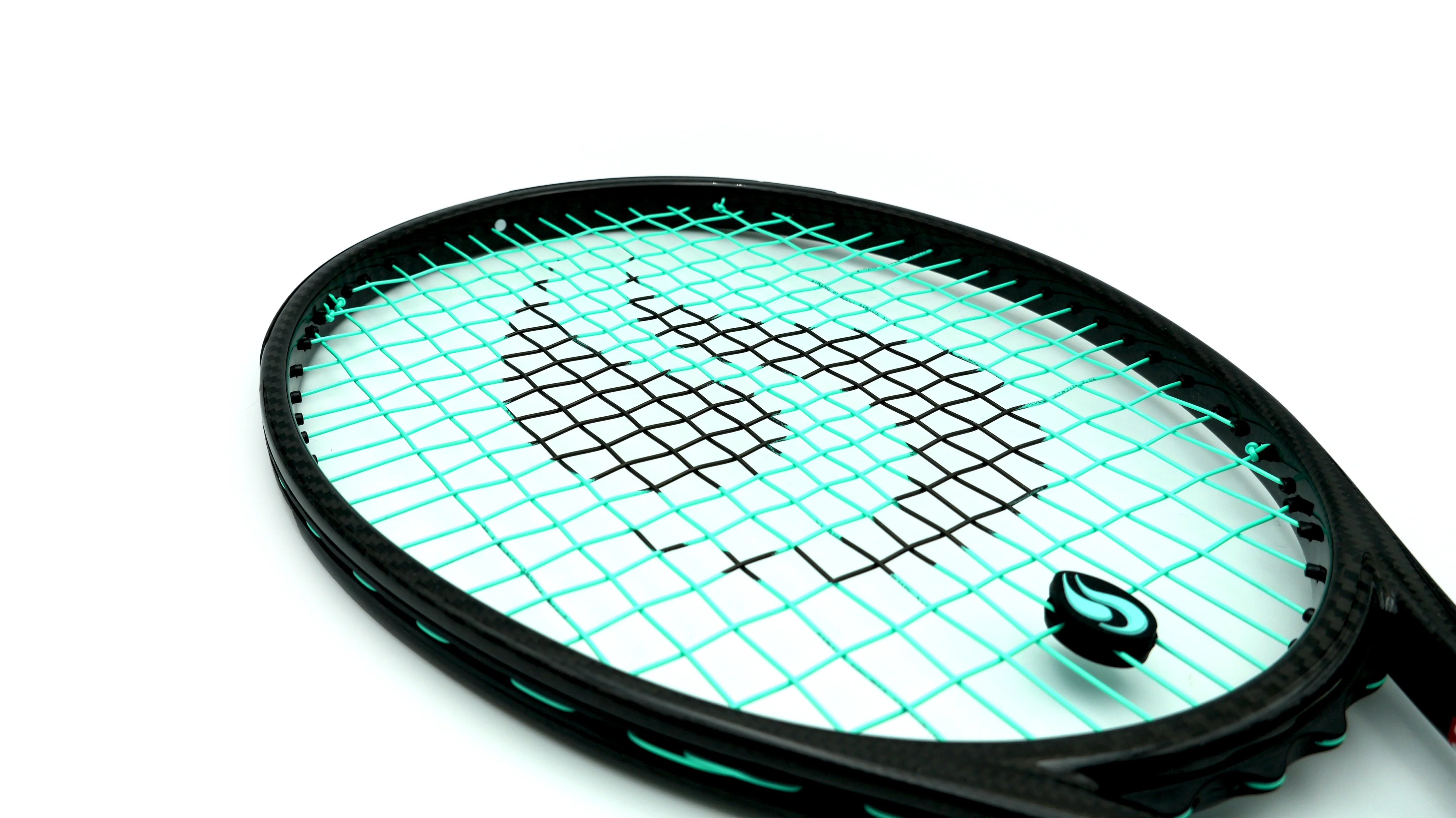 Detalle de la cuerda de tenis String Project Sirius encordada en una raqueta