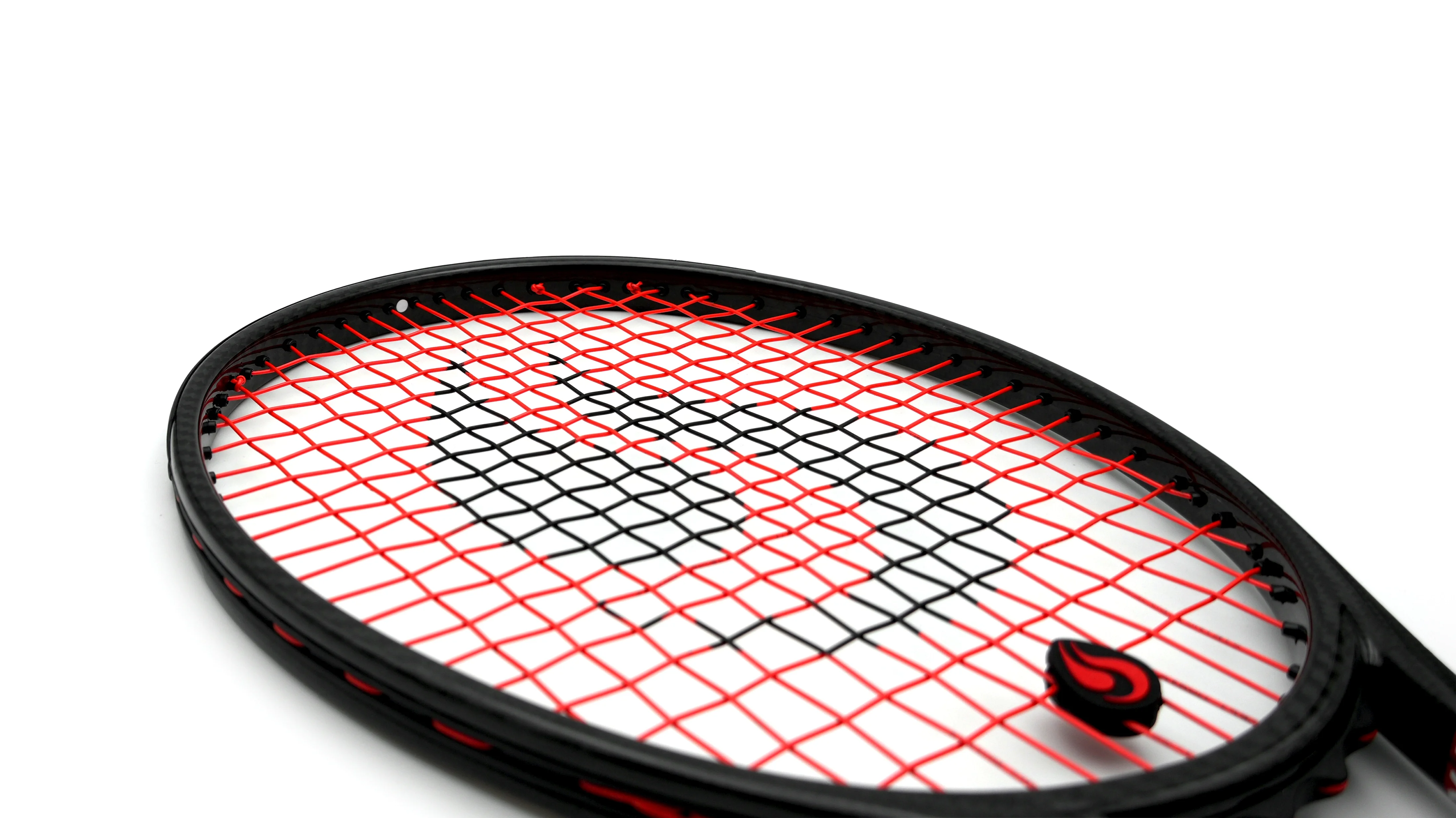 Dettaglio corde da tennis String Project Magic incordate su racchetta