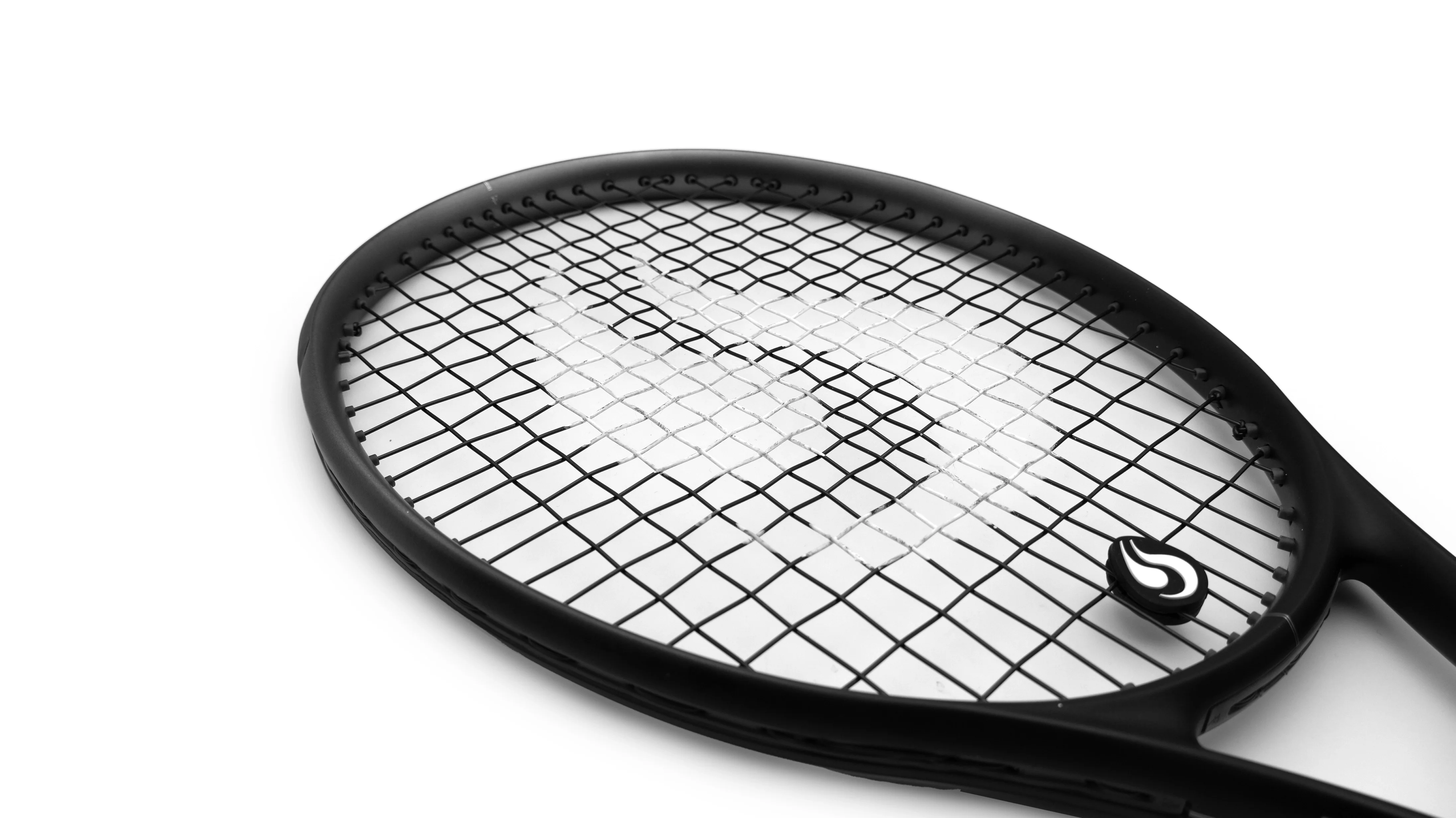 Dettaglio corde da tennis String Project Armour incordate su racchetta