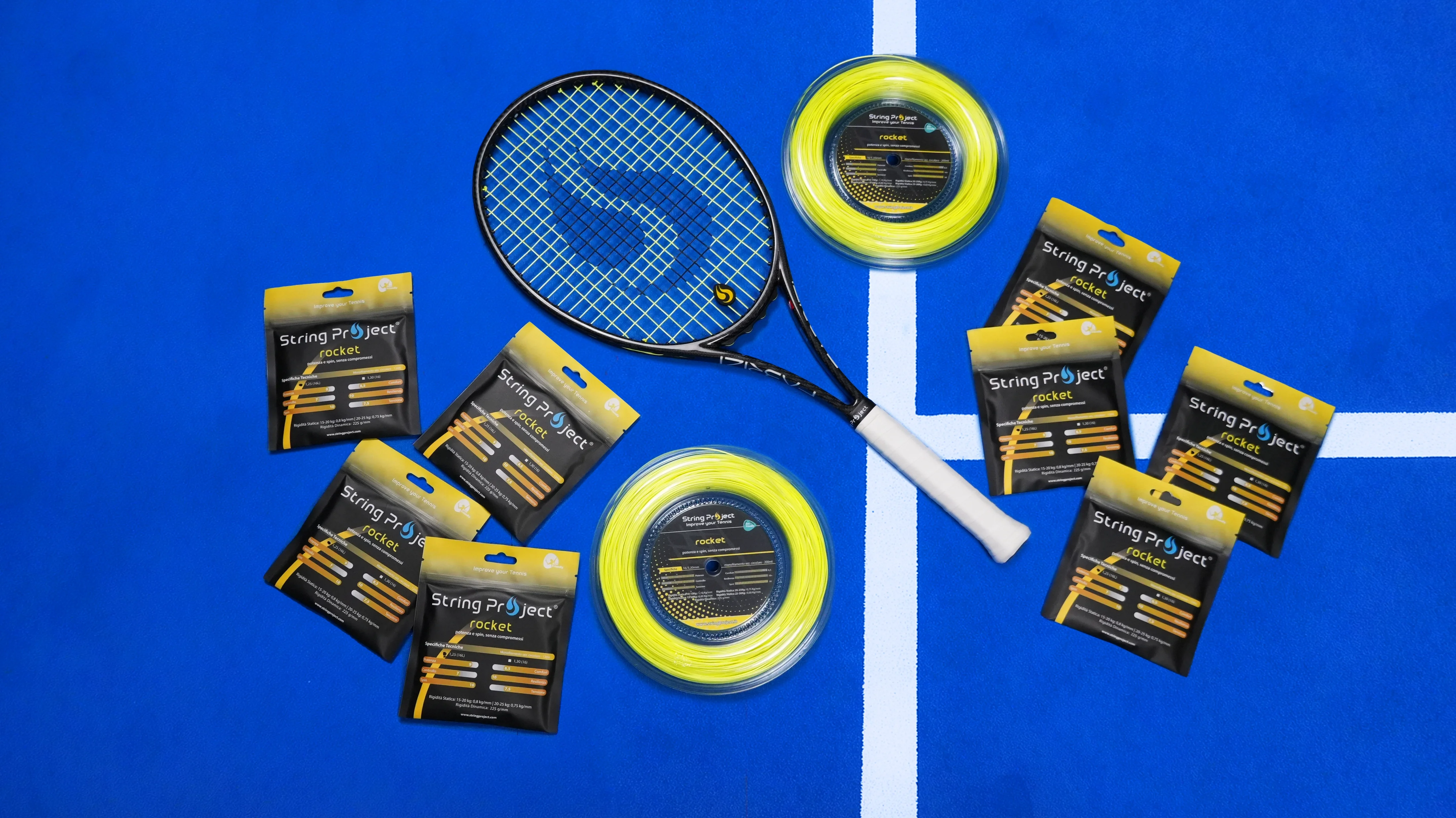String Project Rocket – cuerdas de tenis monofilamento amarillo con raqueta encordada en pista azul
