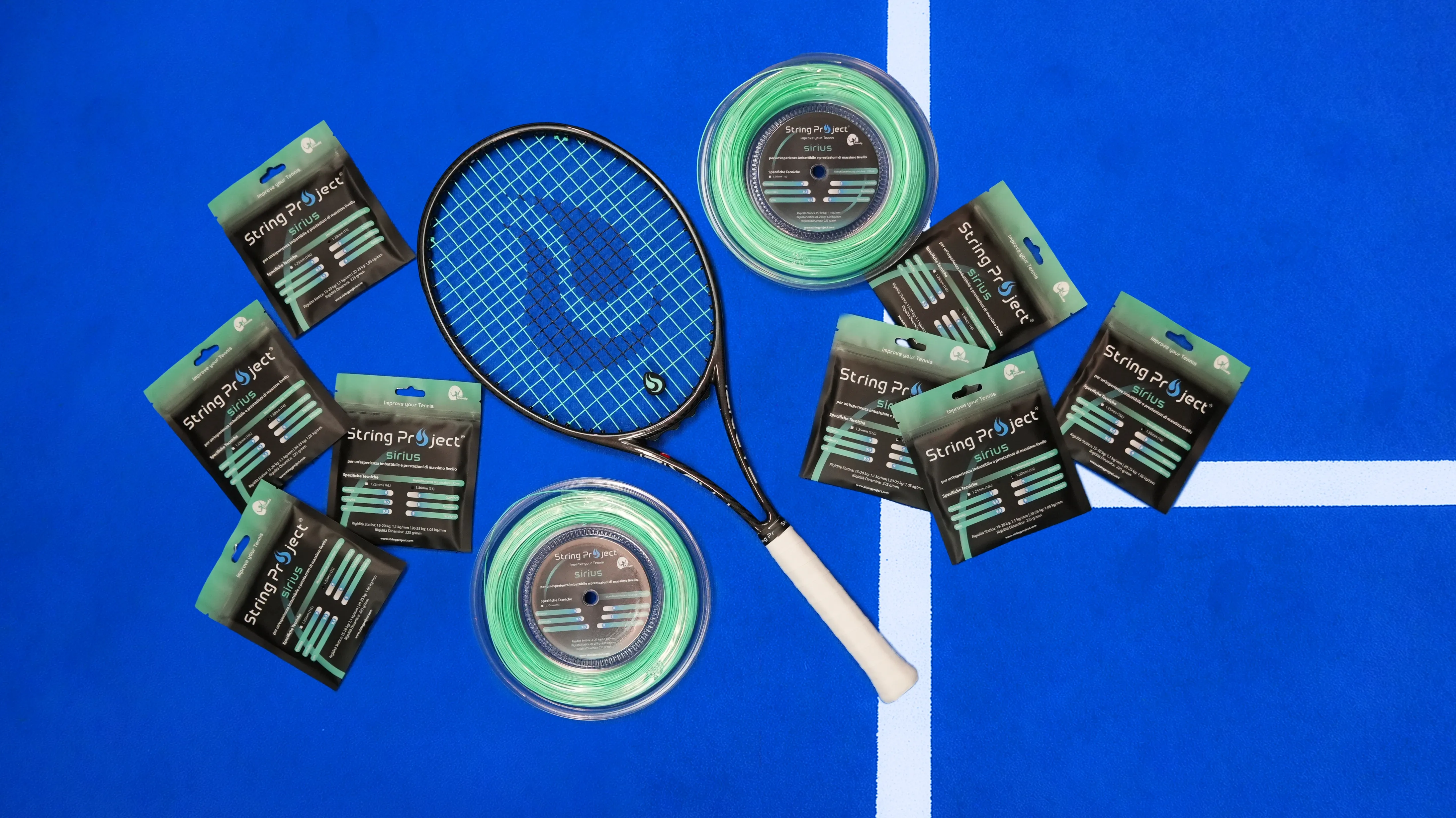 String Project Sirius – cuerdas de tenis monofilamento azul verdoso con raqueta encordada en pista azul